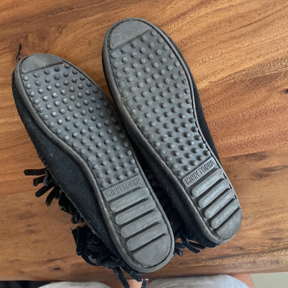 Minnetonka moccasin booties in black - Picture 2 of 3